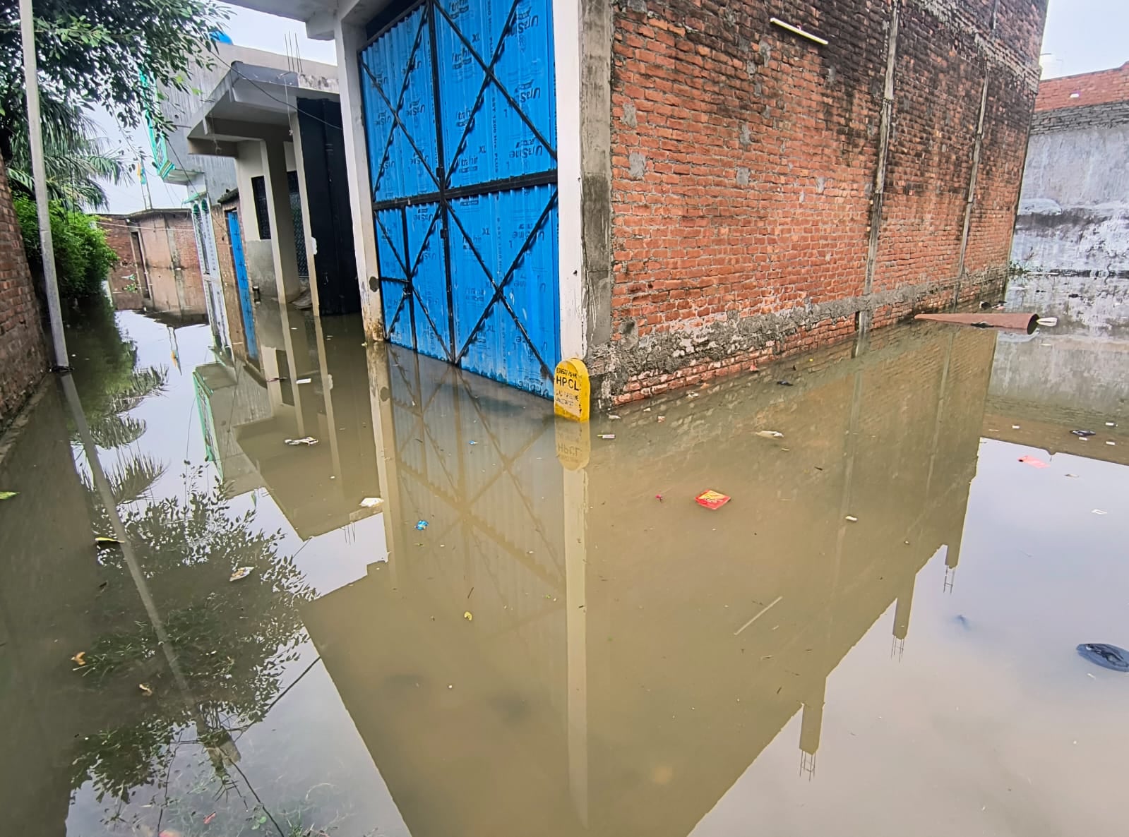 हनुमतधाम मंदिर परिसर में भरा खन्नौत नदी का पानी श्रद्धालुओं के लिए आना-जाना बंद कर डाल दिए गए त हनुमतधाम मंदिर परिसर में भरा खन्नौत नदी का पानी श्रद्धालुओं के लिए आना-जाना बंद कर डाल दिए गए त