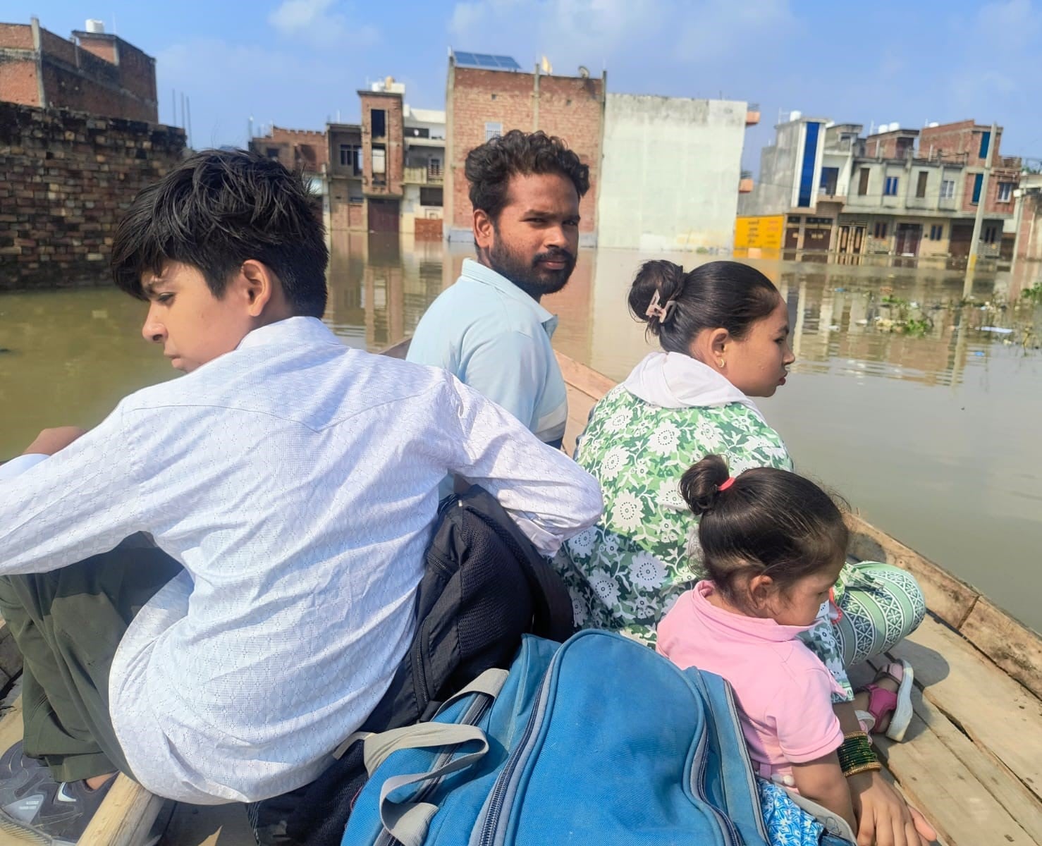 हनुमतधाम मंदिर परिसर में भरा खन्नौत नदी का पानी श्रद्धालुओं के लिए आना-जाना बंद कर डाल दिए गए त हनुमतधाम मंदिर परिसर में भरा खन्नौत नदी का पानी श्रद्धालुओं के लिए आना-जाना बंद कर डाल दिए गए त