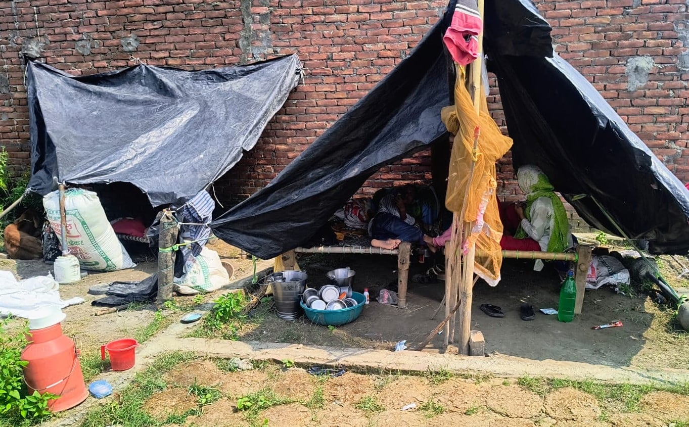 हनुमतधाम मंदिर परिसर में भरा खन्नौत नदी का पानी श्रद्धालुओं के लिए आना-जाना बंद कर डाल दिए गए त हनुमतधाम मंदिर परिसर में भरा खन्नौत नदी का पानी श्रद्धालुओं के लिए आना-जाना बंद कर डाल दिए गए त