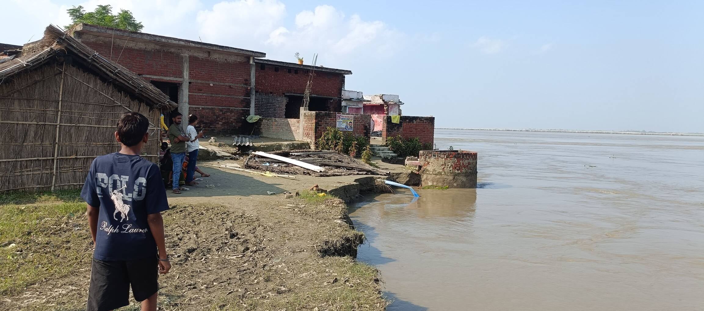 हेतमापुर में बाबा नारायणदास धाम को बचाने के लिए कटान रोकने में लगे ग्रामीण।