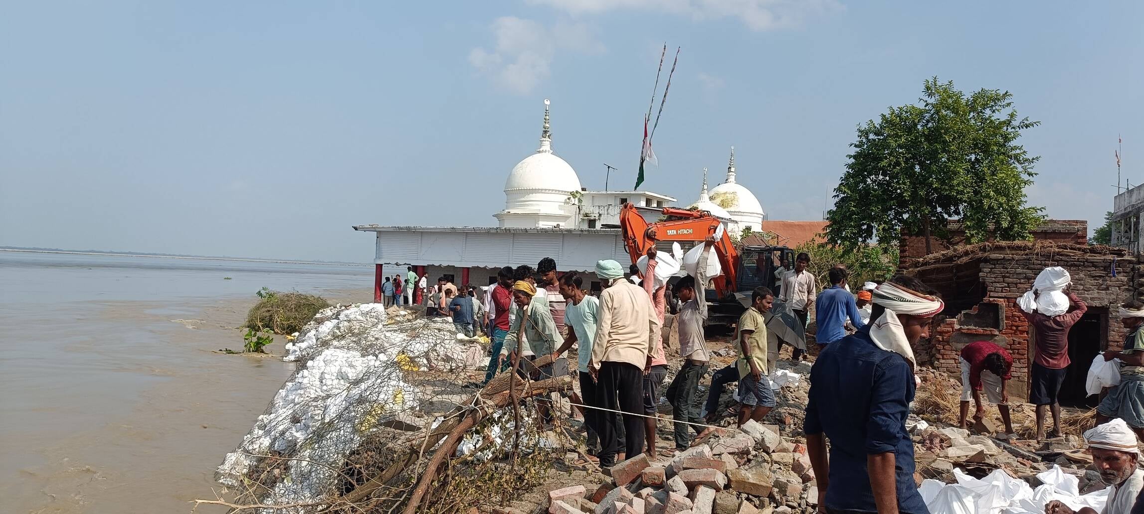 हेतमापुर में बाबा नारायणदास धाम को बचाने के लिए कटान रोकने में लगे ग्रामीण।