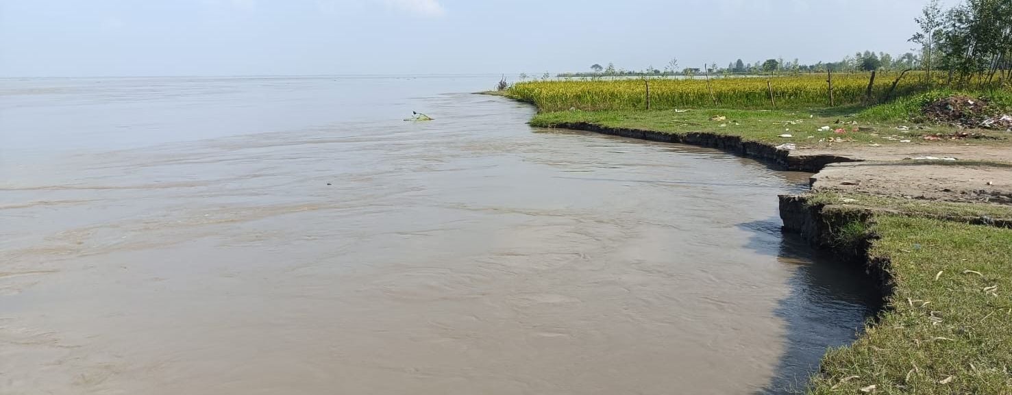 हेतमापुर में बाबा नारायणदास धाम को बचाने के लिए कटान रोकने में लगे ग्रामीण।