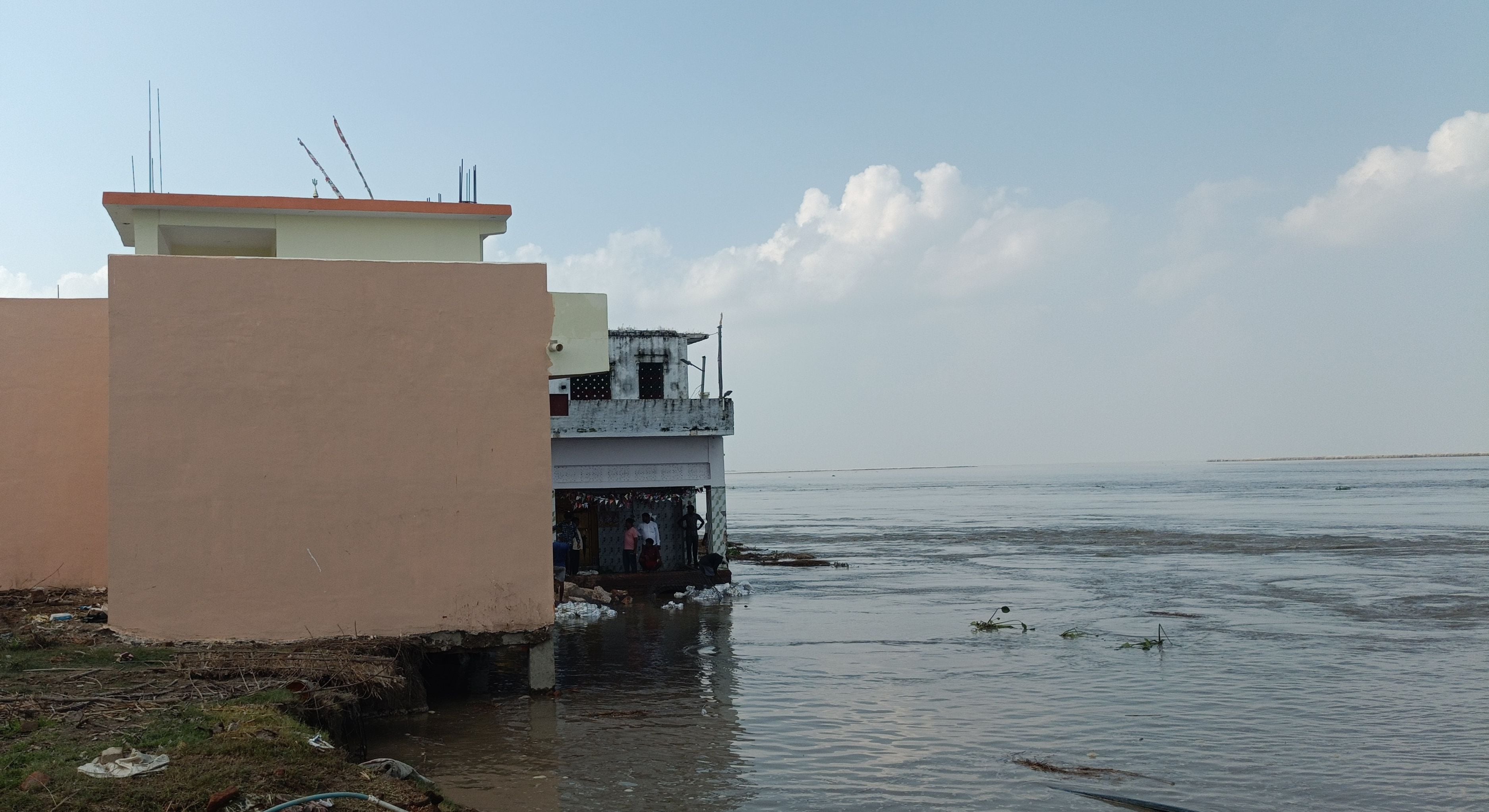 हेतमापुर में बाबा नारायणदास धाम को बचाने के लिए कटान रोकने में लगे ग्रामीण।