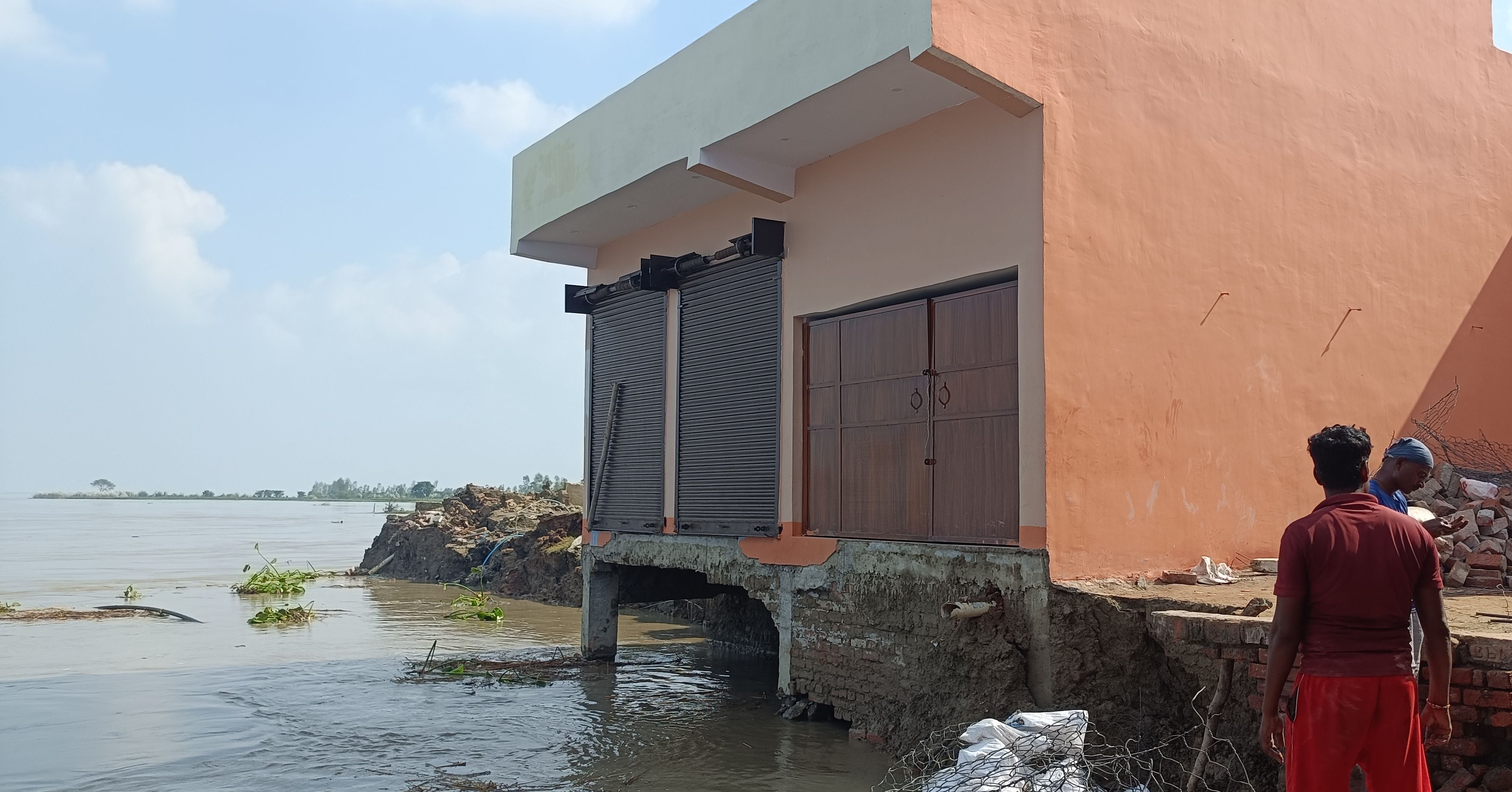 हेतमापुर में बाबा नारायणदास धाम को बचाने के लिए कटान रोकने में लगे ग्रामीण।