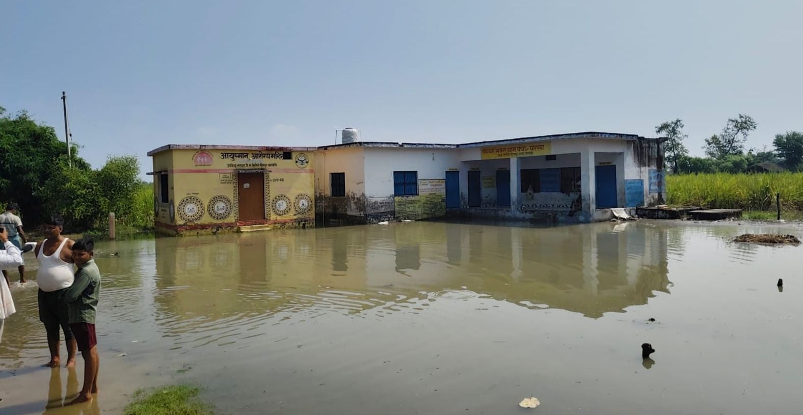 हेतमापुर में बाबा नारायणदास धाम को बचाने के लिए कटान रोकने में लगे ग्रामीण।