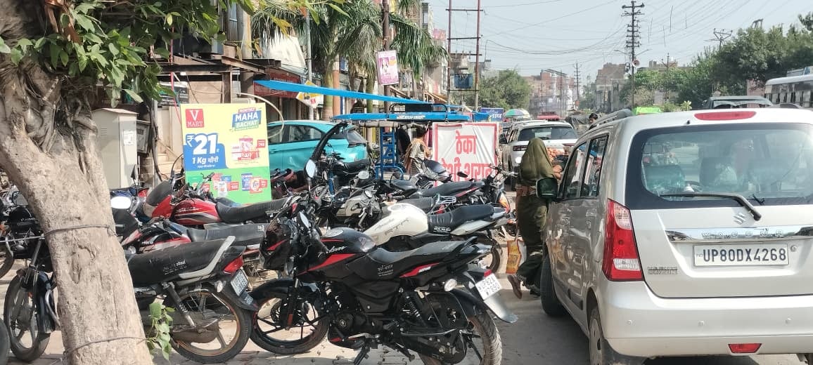 हाथी गेट बाजार पर सड़क किनारे खड़ी बाइकों से लगता जाम। संवाद