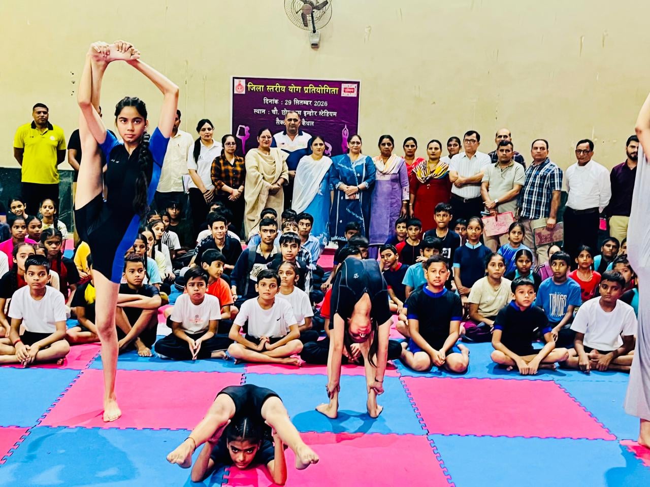 जिला स्तरीय योग प्रतियोगिता का शुभारंभ करते हुए जिला खेल अधिकारी व कोच। विज्ञप्ति जिला स्तरीय योग प्रतियोगिता का शुभारंभ करते हुए जिला खेल अधिकारी व कोच। विज्ञप्ति