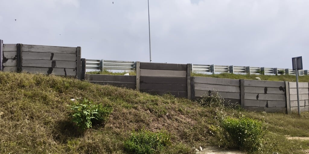 जलालाबाद के गांव नगरिया के पास गंगा एक्सप्रेस वे की टूटी रिटेनिंग वॉल। संवाद जलालाबाद के गांव नगरिया के पास गंगा एक्सप्रेस वे की टूटी रिटेनिंग वॉल। संवाद