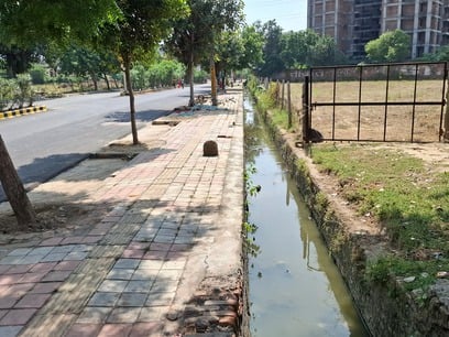 जनकपुरी में खुले पड़े नाले। जनकपुरी में खुले पड़े नाले।