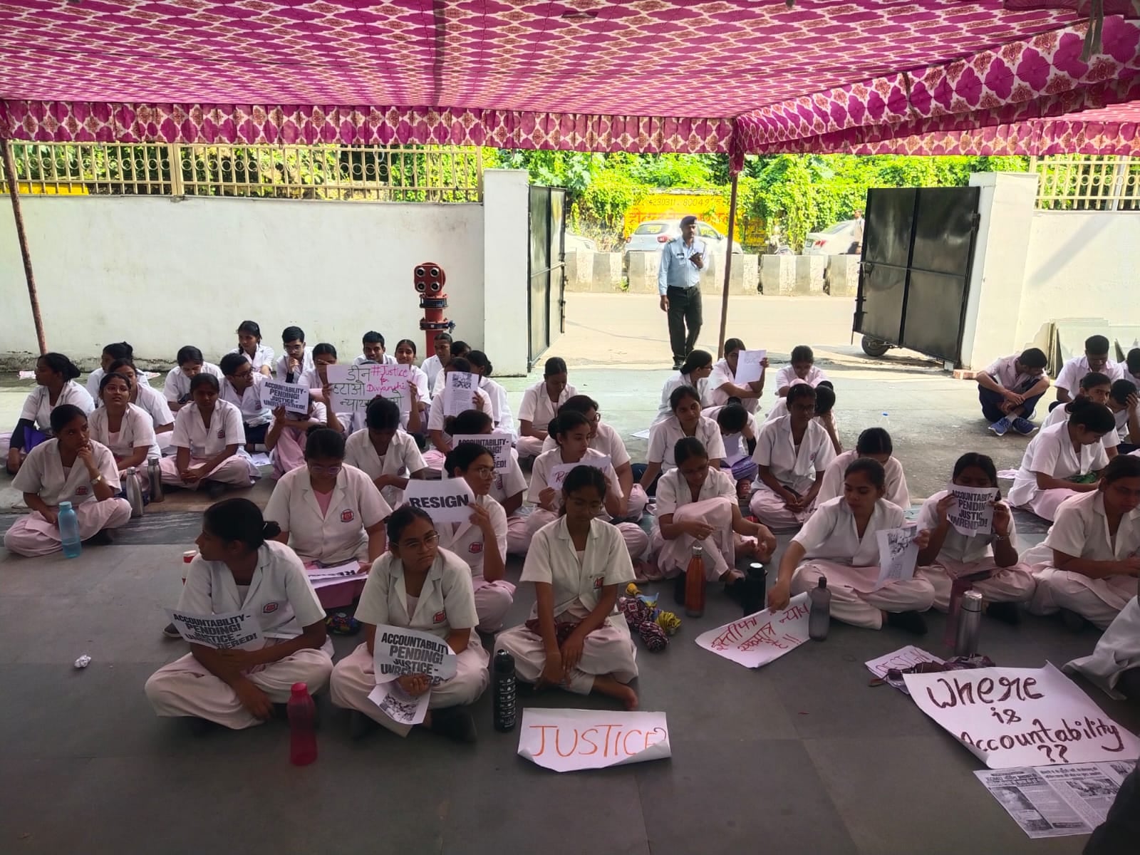 केजीएमयू में धरना देतीं छात्राएं। केजीएमयू में धरना देतीं छात्राएं।