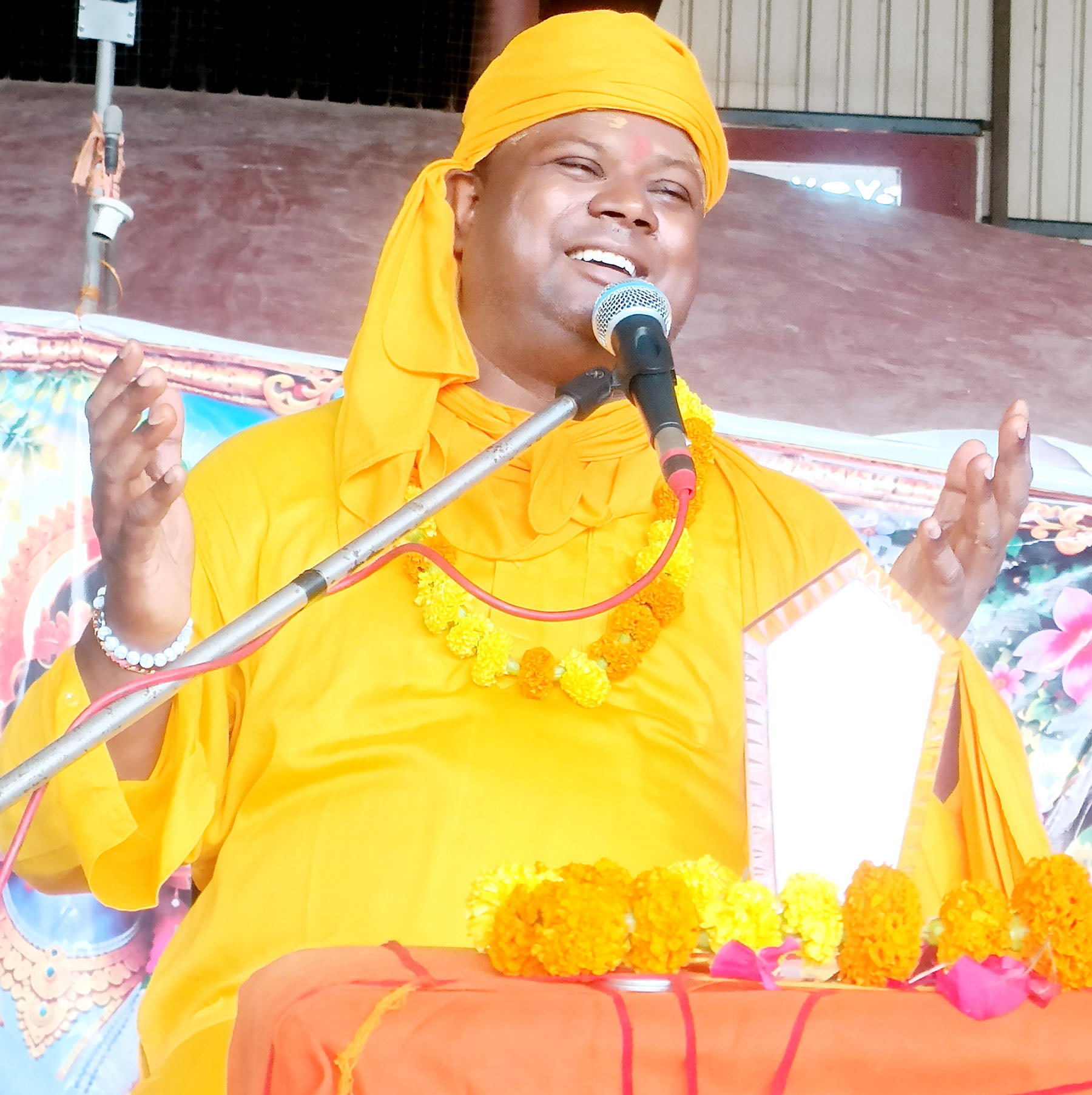 कलायत में कथा सुनाते आचार्य बसंत। संवाद कलायत में कथा सुनाते आचार्य बसंत। संवाद