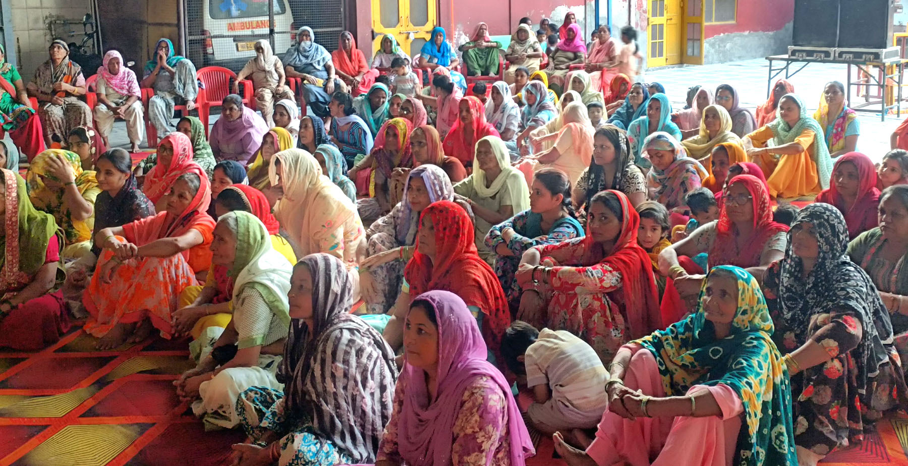 कलायत में कथा सुनाते आचार्य बसंत। संवाद कलायत में कथा सुनाते आचार्य बसंत। संवाद