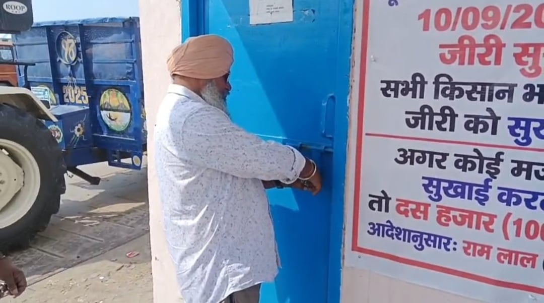 कुरुक्षेत्र। गुस्साए किसान गुरचरण सिंह को समझाने का प्रयास करते मार्केट कमेटी के अधिकारी। वीडि