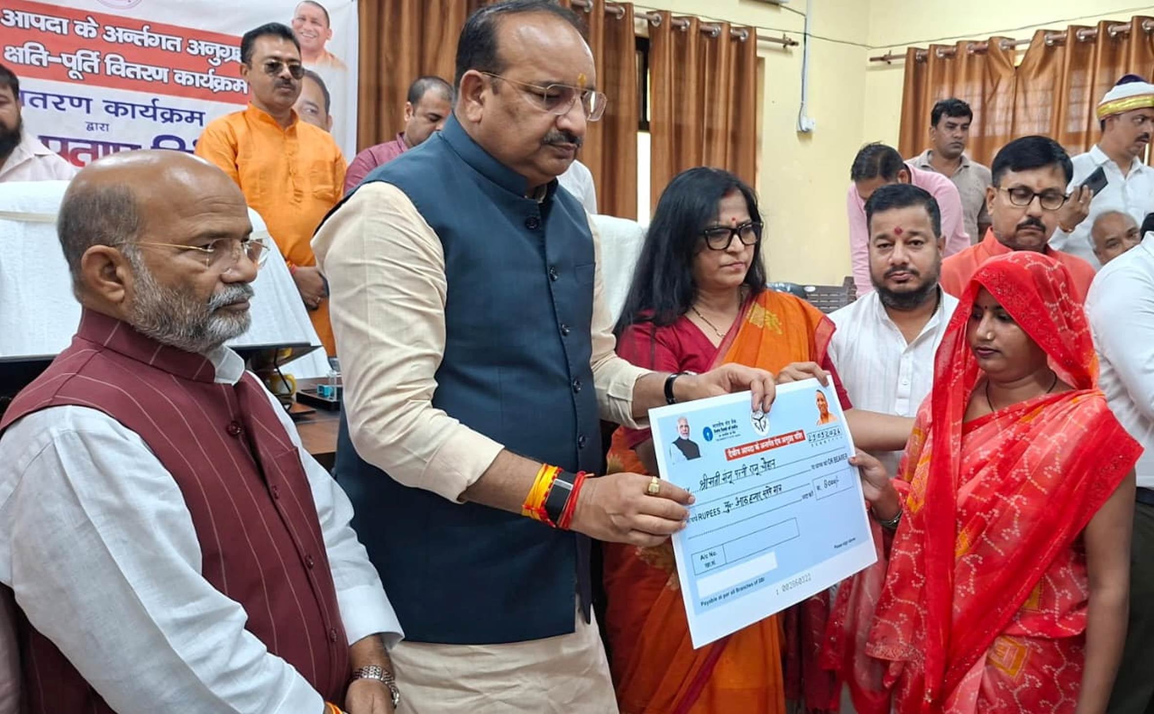 कैसरगंज तहसील में डेमो चेक वितरित करते व खेतों का निरीक्षण करते प्रभारी मंत्री। कैसरगंज तहसील में डेमो चेक वितरित करते व खेतों का निरीक्षण करते प्रभारी मंत्री।