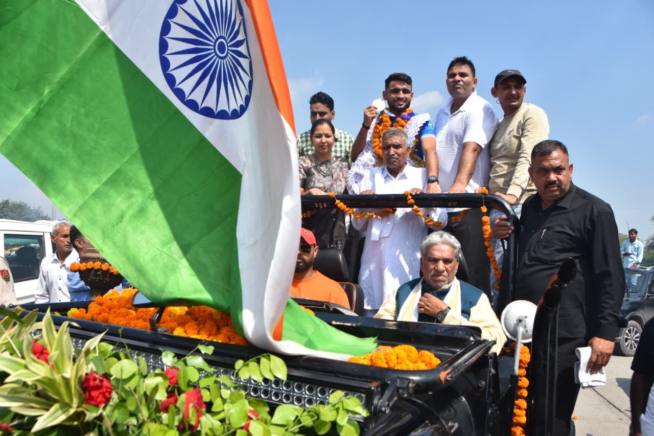 खिलाड़ी अंकित जागलान को सम्मानित करते मंत्री कृष्णलाल पंवार। संवाद