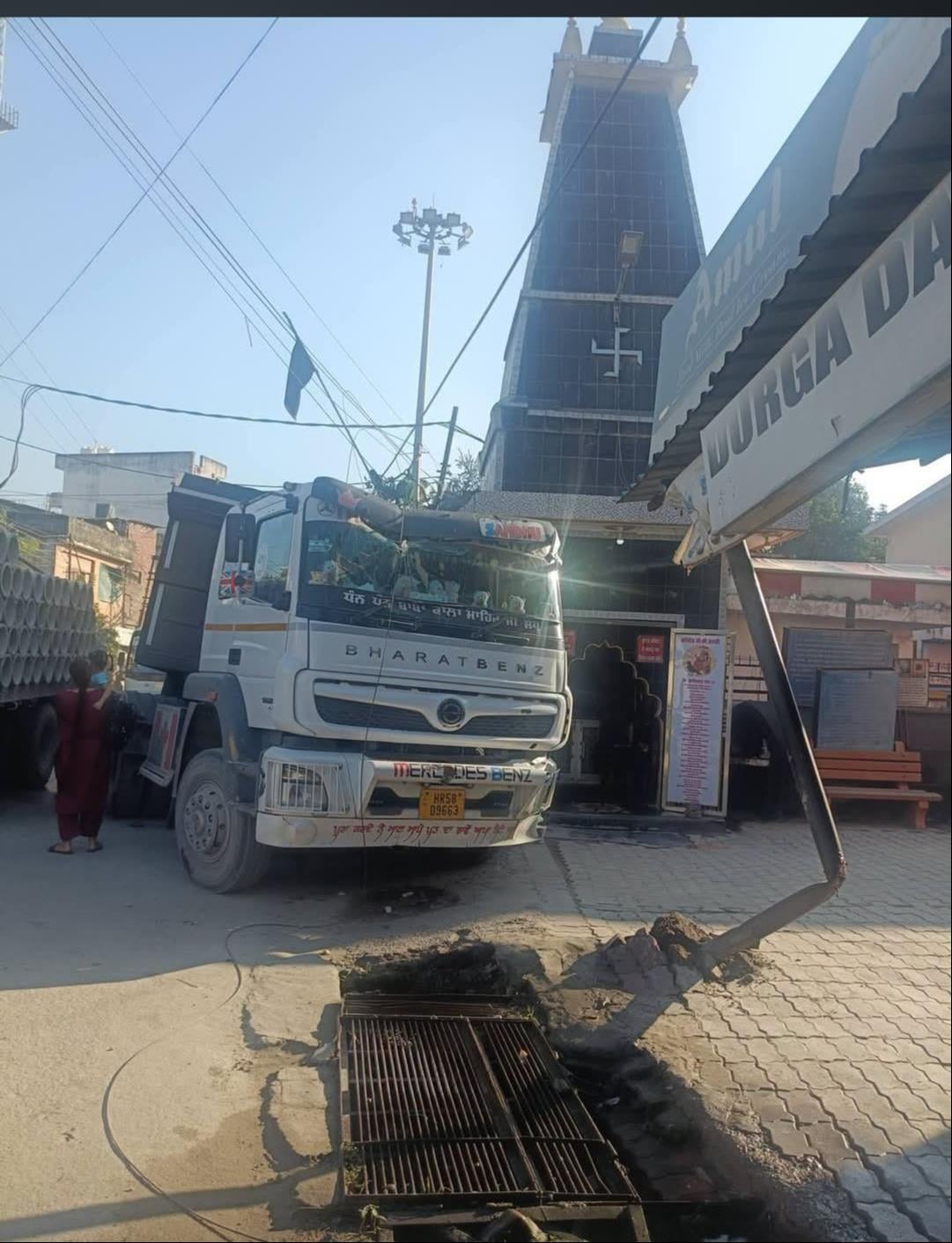 मंगलवार रात को अनियंत्रित हुए तेज रफ्तार ट्राले ने देवीनगर शनि मंदिर व पोल को नुकसान पहुंचाया। मंगलवार रात को अनियंत्रित हुए तेज रफ्तार ट्राले ने देवीनगर शनि मंदिर व पोल को नुकसान पहुंचाया।