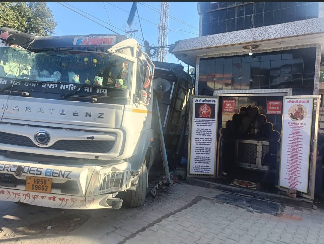 मंगलवार रात को अनियंत्रित हुए तेज रफ्तार ट्राले ने देवीनगर शनि मंदिर व पोल को नुकसान पहुंचाया। मंगलवार रात को अनियंत्रित हुए तेज रफ्तार ट्राले ने देवीनगर शनि मंदिर व पोल को नुकसान पहुंचाया।