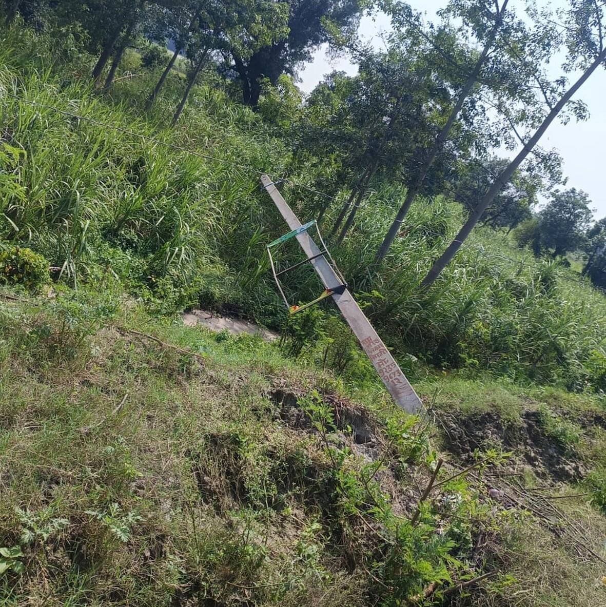 महसी के सधुवापुर में बारिश व तेज हवाओं से गिरा पड़ा विद्युत पोल। महसी के सधुवापुर में बारिश व तेज हवाओं से गिरा पड़ा विद्युत पोल।
