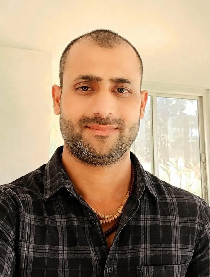 मृतक हिमांशु व अनिल शुक्ल एवं क्षतिग्रस्त कार साथ ही पोस्टमार्टम हाउस के बाहर बैठे परिजन। मृतक हिमांशु व अनिल शुक्ल एवं क्षतिग्रस्त कार साथ ही पोस्टमार्टम हाउस के बाहर बैठे परिजन।