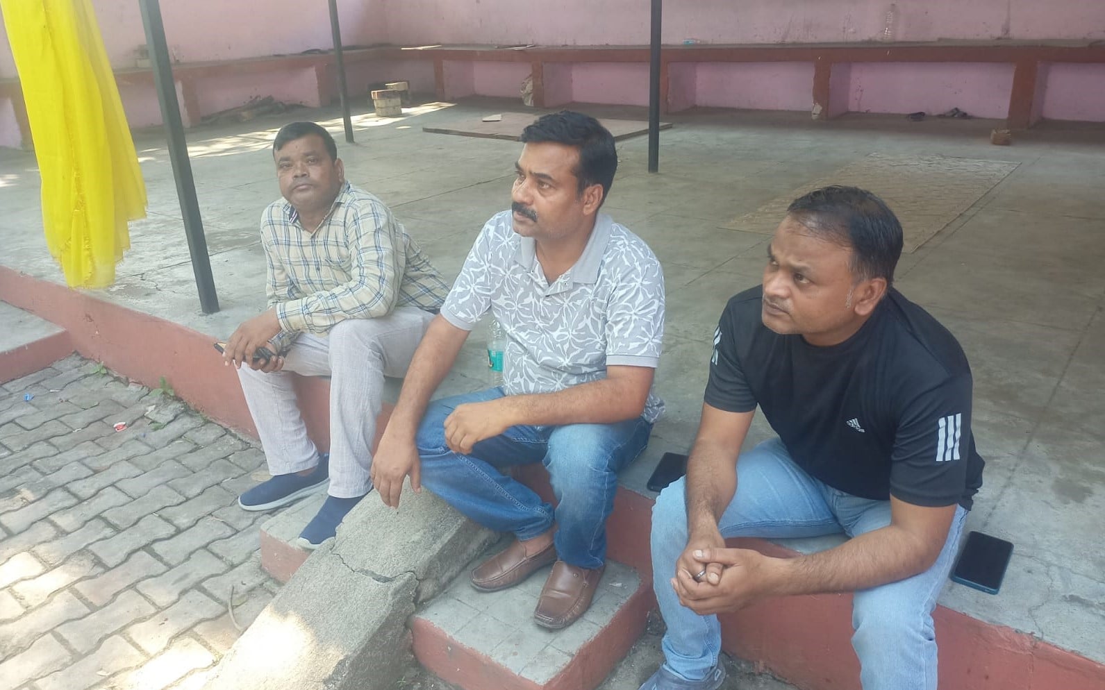 मृतक हिमांशु व अनिल शुक्ल एवं क्षतिग्रस्त कार साथ ही पोस्टमार्टम हाउस के बाहर बैठे परिजन। मृतक हिमांशु व अनिल शुक्ल एवं क्षतिग्रस्त कार साथ ही पोस्टमार्टम हाउस के बाहर बैठे परिजन।