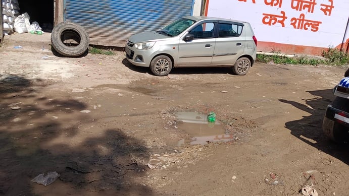 नाहन में दिल्ली गेट के समीप सिविल सप्लाई गोदाम के साथ टूटी सीवरेज पाइप व यहां जमा हुई गन्दगी। स नाहन में दिल्ली गेट के समीप सिविल सप्लाई गोदाम के साथ टूटी सीवरेज पाइप व यहां जमा हुई गन्दगी। स