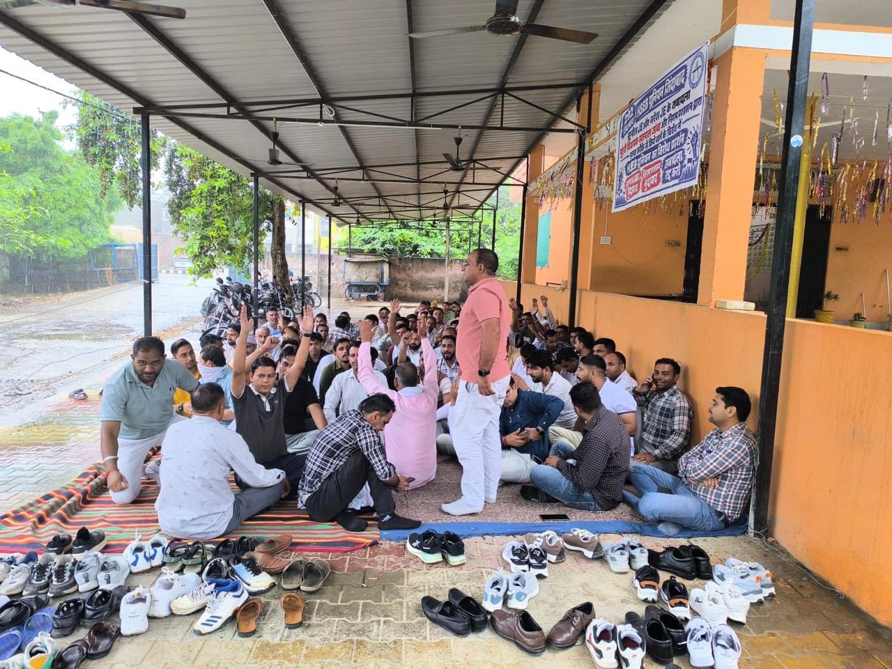 पूंडरी में मांगों को लेकर प्रदर्शन करते कर्मचारी। विज्ञप्ति पूंडरी में मांगों को लेकर प्रदर्शन करते कर्मचारी। विज्ञप्ति