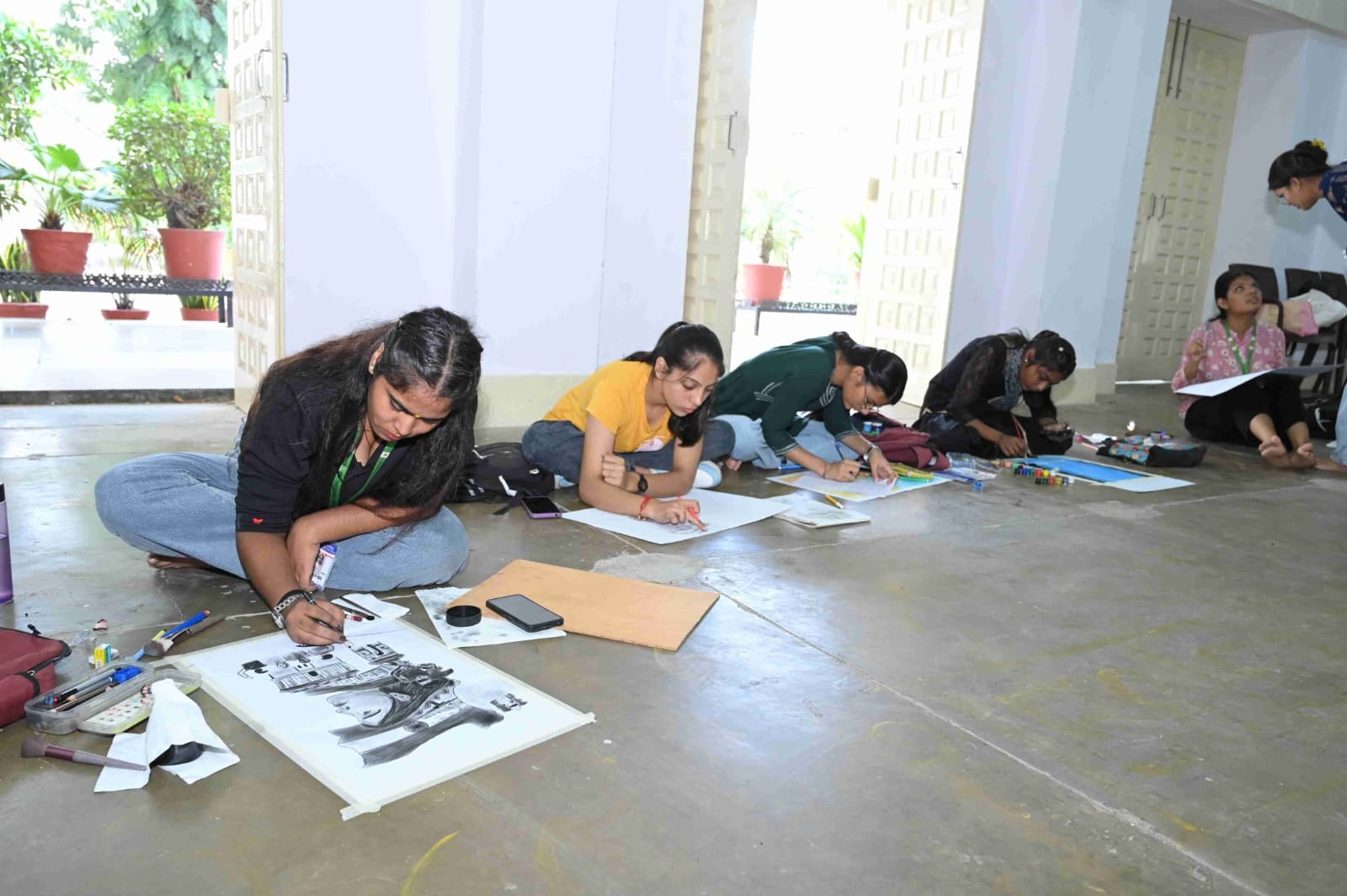 पगड़ी बांधना प्रतियोगिता में भाग लेती छात्राएं। संवाद पगड़ी बांधना प्रतियोगिता में भाग लेती छात्राएं। संवाद
