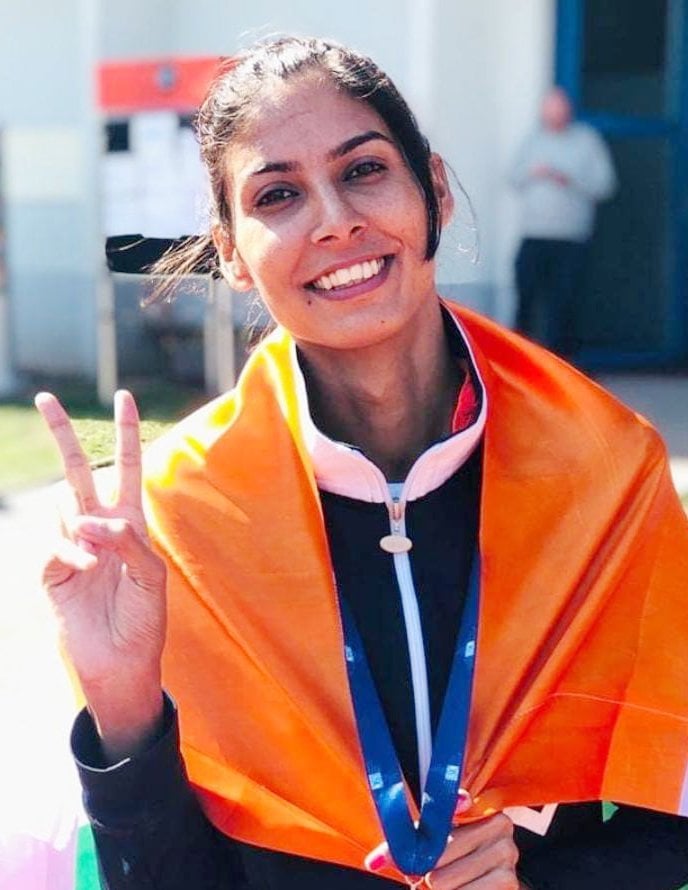 प्राची चौधरी के गोल्ड मेडल जीतने के बाद एक-दूसरे को मिठाई खिलाकर खुशी मनाता परिवार प्राची चौधरी के गोल्ड मेडल जीतने के बाद एक-दूसरे को मिठाई खिलाकर खुशी मनाता परिवार