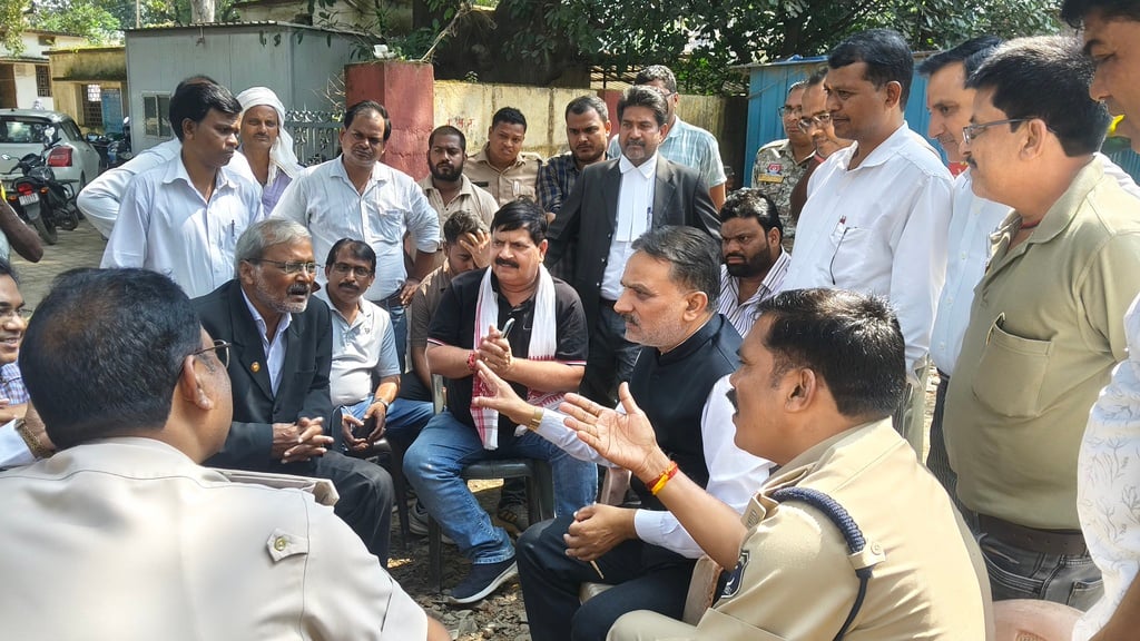 प्रशासनिक अधिकारी अधिवक्ताओं को समझाते हुए प्रशासनिक अधिकारी अधिवक्ताओं को समझाते हुए