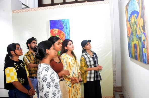 राज्य ललित कला अकादमी में प्रदर्शनी देखते लोग राज्य ललित कला अकादमी में प्रदर्शनी देखते लोग