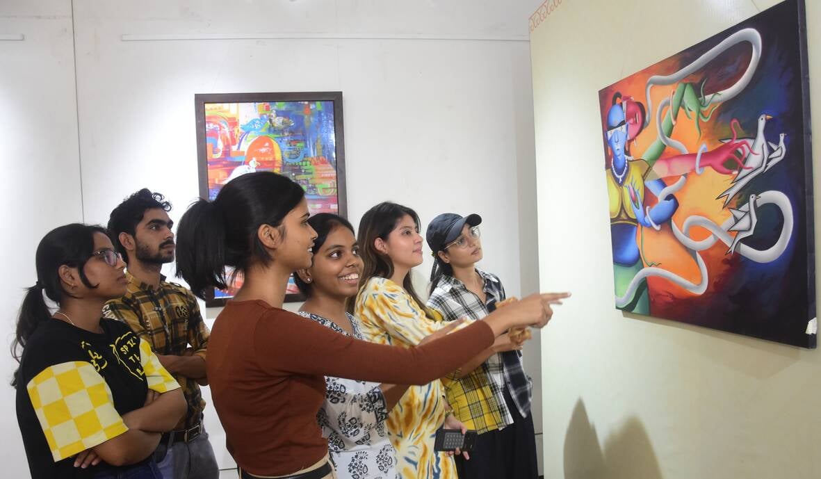 राज्य ललित कला अकादमी में प्रदर्शनी देखते लोग राज्य ललित कला अकादमी में प्रदर्शनी देखते लोग