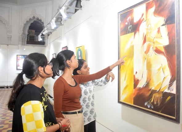 राज्य ललित कला अकादमी में प्रदर्शनी देखते लोग राज्य ललित कला अकादमी में प्रदर्शनी देखते लोग