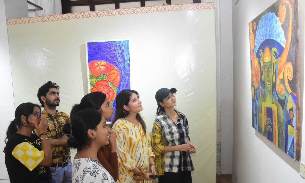 राज्य ललित कला अकादमी में प्रदर्शनी देखते लोग राज्य ललित कला अकादमी में प्रदर्शनी देखते लोग