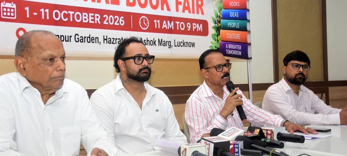 राष्ट्रीय पुस्तक मेला के संबंध में प्रेसवार्ता करते मनोज सिंह चंदेल व अन्य