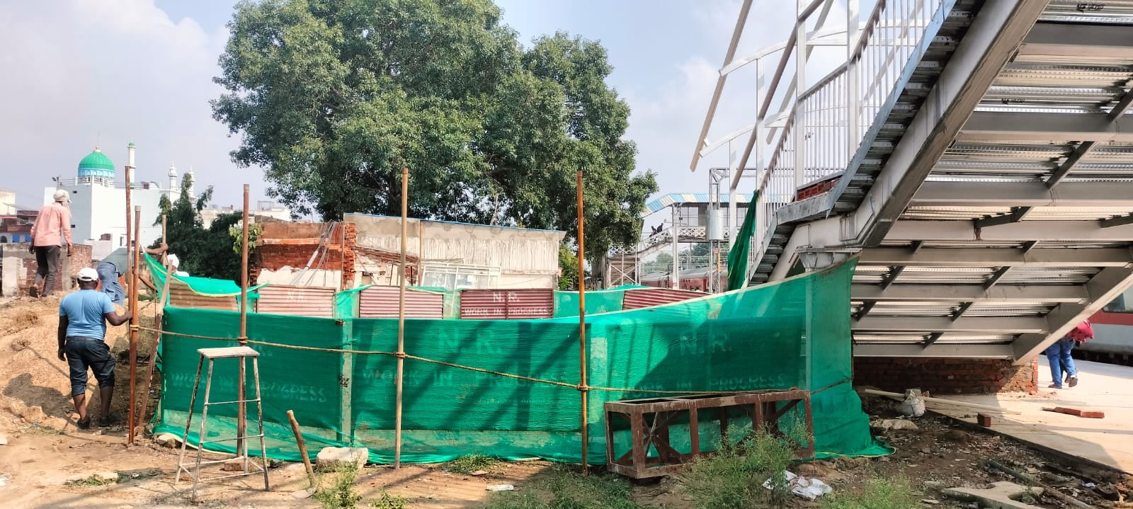 शाहजहांपुर के रेलवे स्टेशन में युवक का शव मिलने के बाद गड्ढे को देखते जीआरपी थाना प्रभारी रमांक