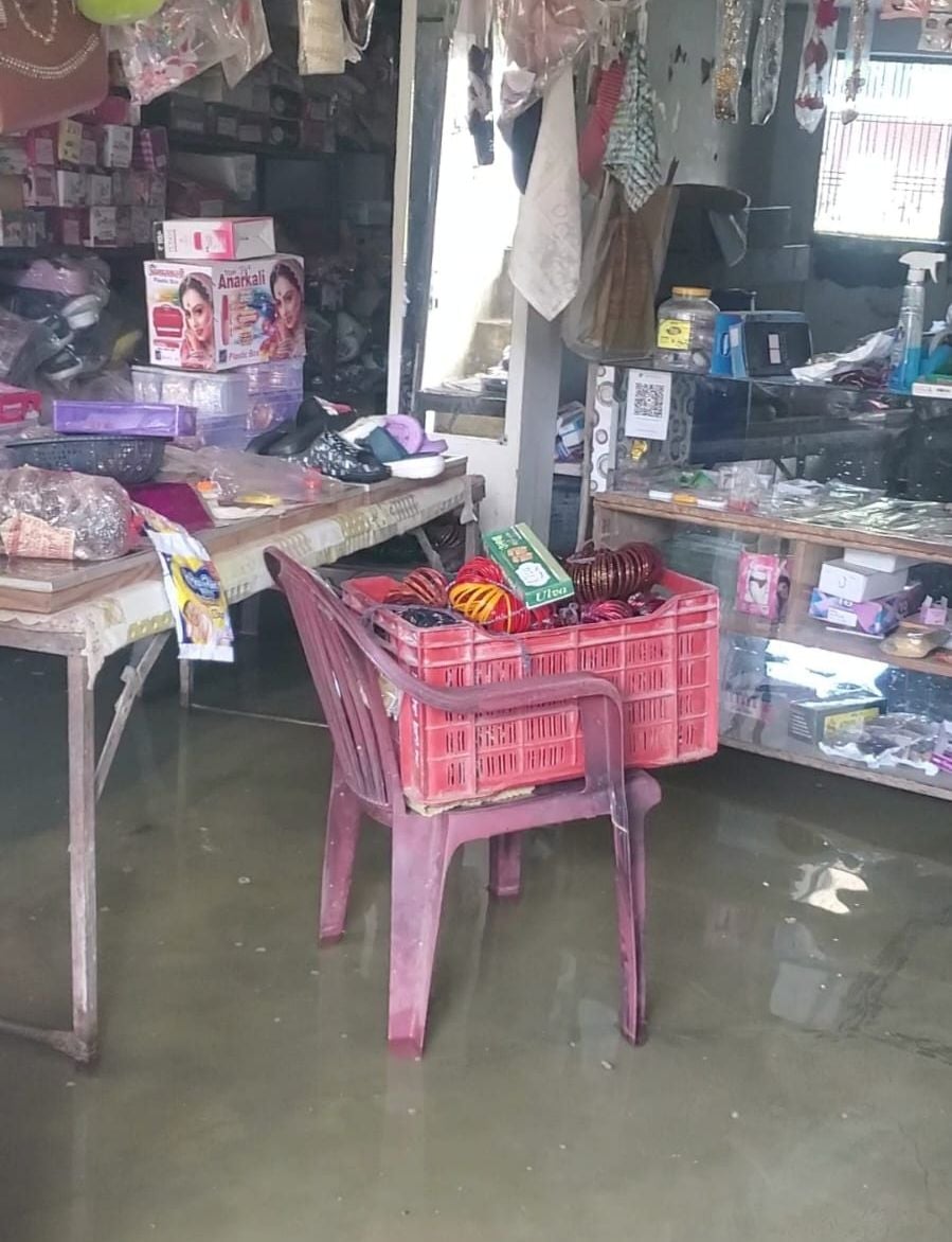 शिवनगर में भरे पानी में नाव से आवागमन करते बच्चे व महिला। संवाद