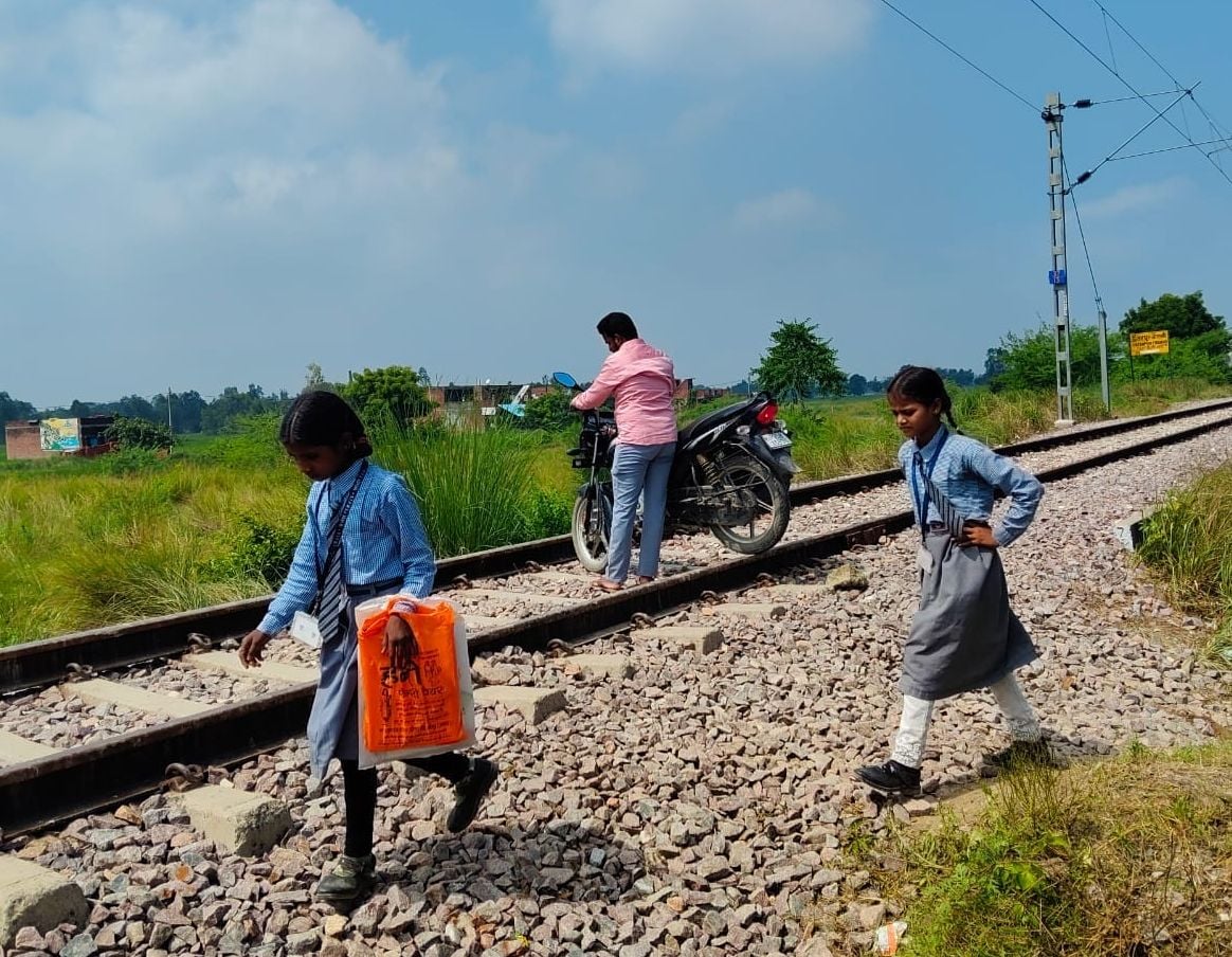 शिवनगर में भरे पानी में नाव से आवागमन करते बच्चे व महिला। संवाद