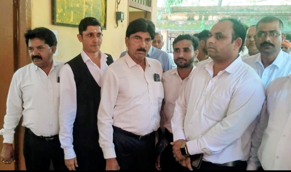 तहसीलदार न्यायालय का बहिष्कार व पोस्टर लगाने से पहले बैठक करते अधिवक्ता। (स्त्रोत अधिवक्ता) मव तहसीलदार न्यायालय का बहिष्कार व पोस्टर लगाने से पहले बैठक करते अधिवक्ता। (स्त्रोत अधिवक्ता) मव