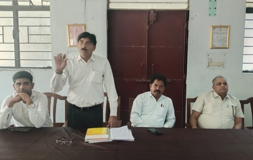 तहसीलदार न्यायालय का बहिष्कार व पोस्टर लगाने से पहले बैठक करते अधिवक्ता। (स्त्रोत अधिवक्ता) मव तहसीलदार न्यायालय का बहिष्कार व पोस्टर लगाने से पहले बैठक करते अधिवक्ता। (स्त्रोत अधिवक्ता) मव