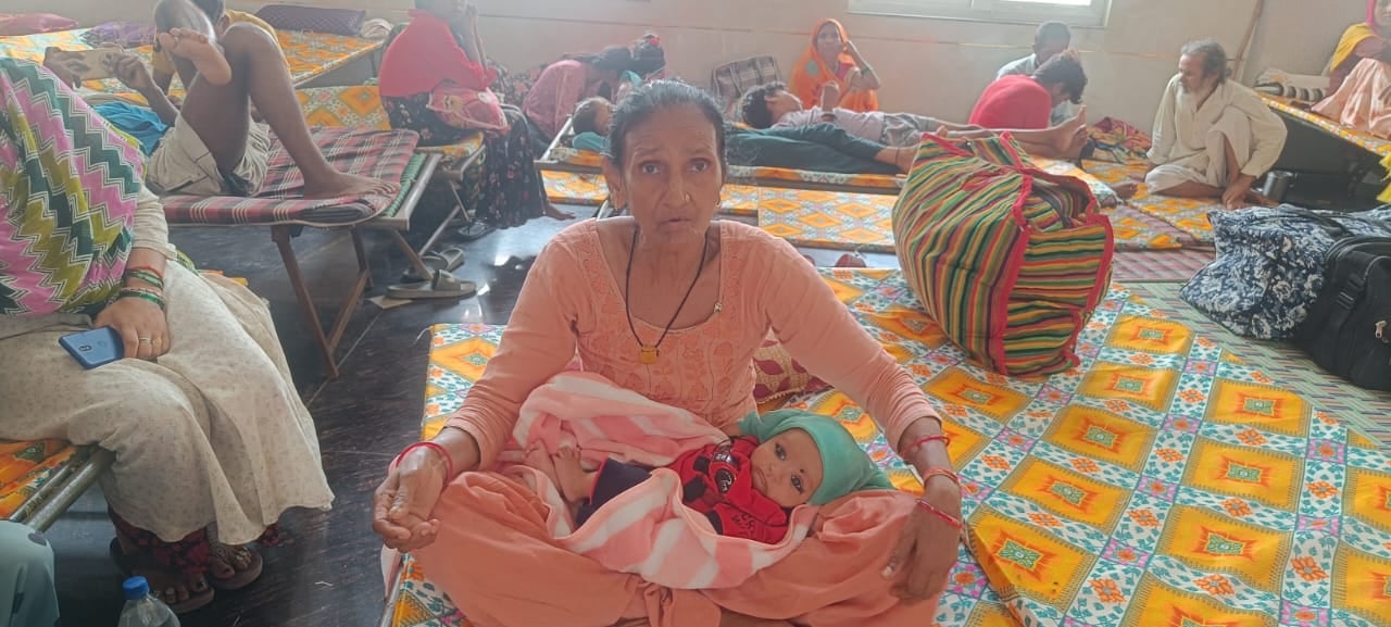 तिलहर में रास्ते पर पानी भरने से मुश्किलों के साथ निकलते लोग। संवाद तिलहर में रास्ते पर पानी भरने से मुश्किलों के साथ निकलते लोग। संवाद