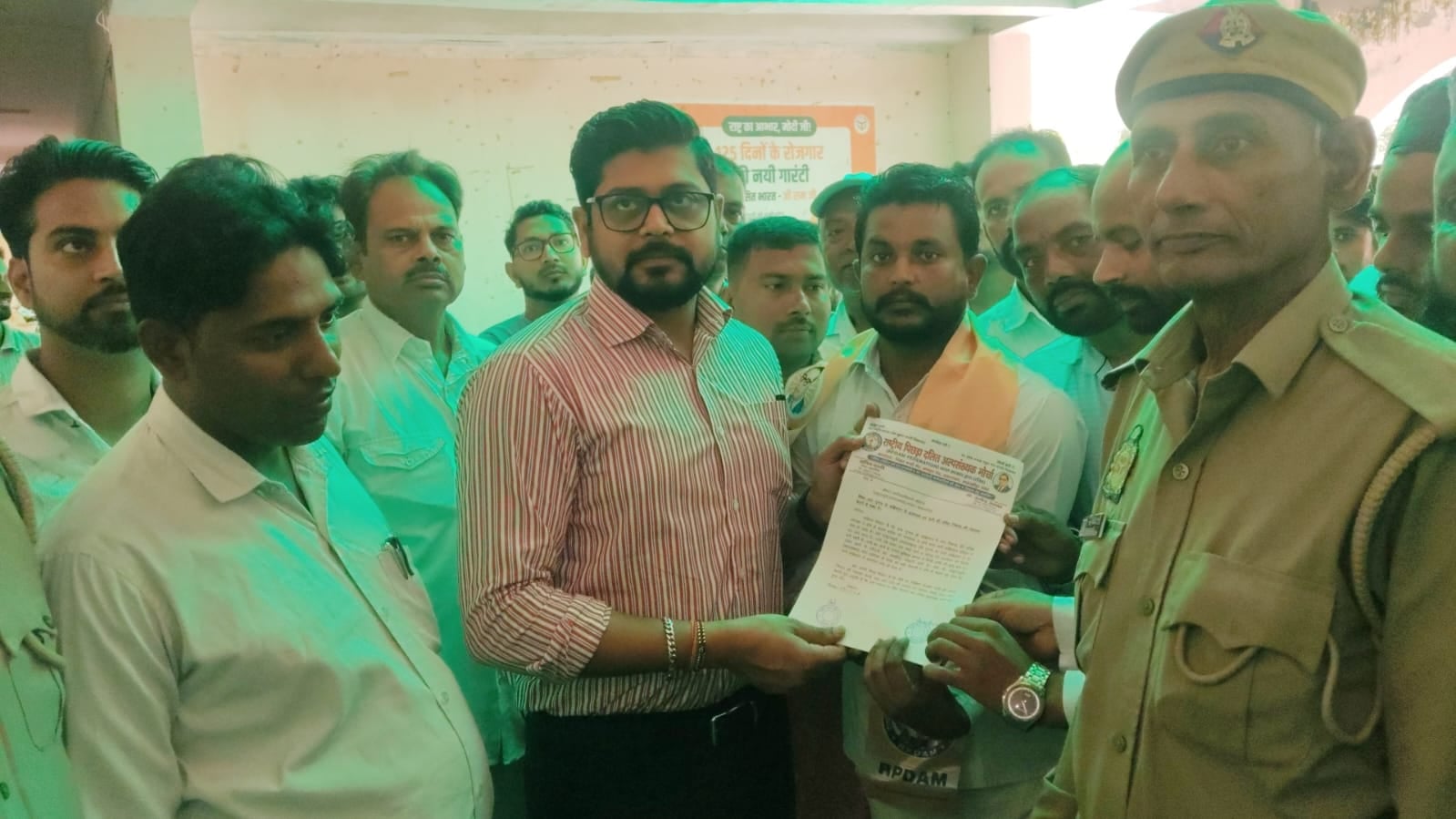 तिलहर में रास्ते पर पानी भरने से मुश्किलों के साथ निकलते लोग। संवाद तिलहर में रास्ते पर पानी भरने से मुश्किलों के साथ निकलते लोग। संवाद