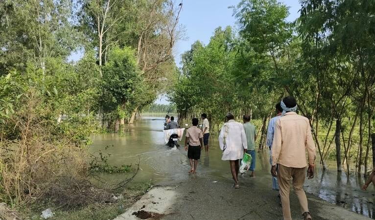 तिलहर में रास्ते पर पानी भरने से मुश्किलों के साथ निकलते लोग। संवाद तिलहर में रास्ते पर पानी भरने से मुश्किलों के साथ निकलते लोग। संवाद