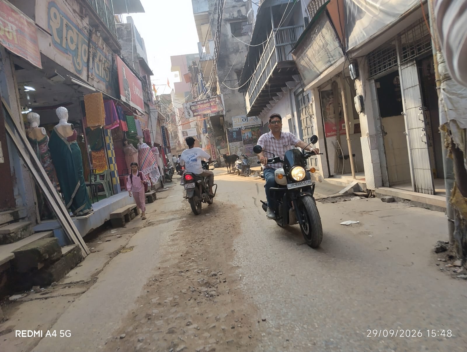 तेलियागंज् दुर्गापूजा स्थल के पास जगह-जगह धंसी सड़क।-संवाद।