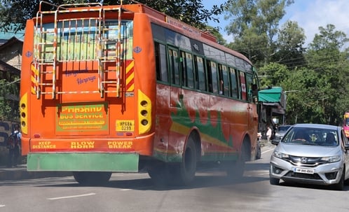 धर्मशाला में सड़क पर काला धुंआ छोड़ते हुए निजी बस। अमर उजाला धर्मशाला में सड़क पर काला धुंआ छोड़ते हुए निजी बस। अमर उजाला