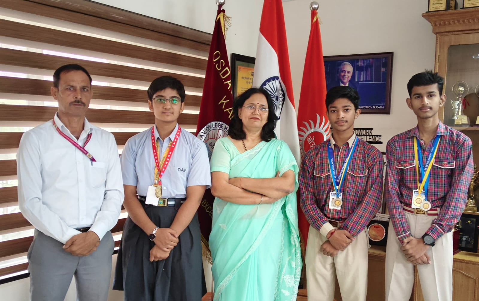 विजेता खिलाड़ी प्रिंसिपल व कोच के साथ। विज्ञप्ति