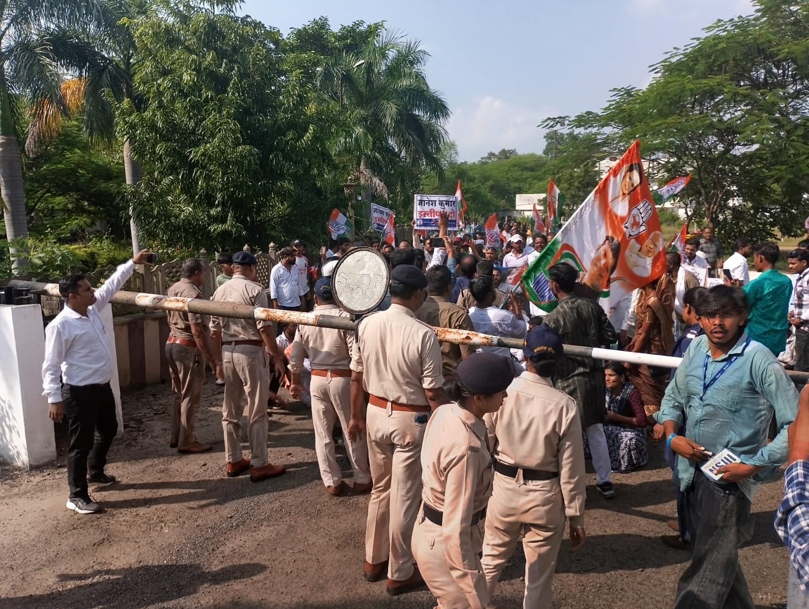 विरोध प्रदर्शन करते कांग्रेस पदाधिकारी विरोध प्रदर्शन करते कांग्रेस पदाधिकारी