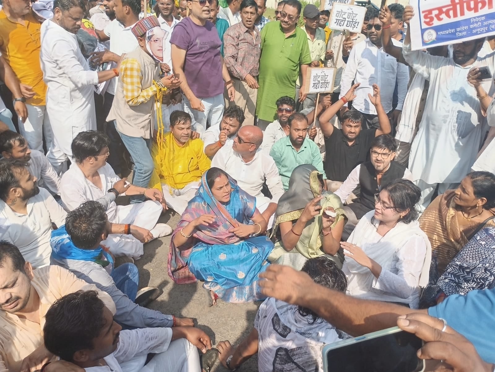विरोध प्रदर्शन करते कांग्रेस पदाधिकारी विरोध प्रदर्शन करते कांग्रेस पदाधिकारी
