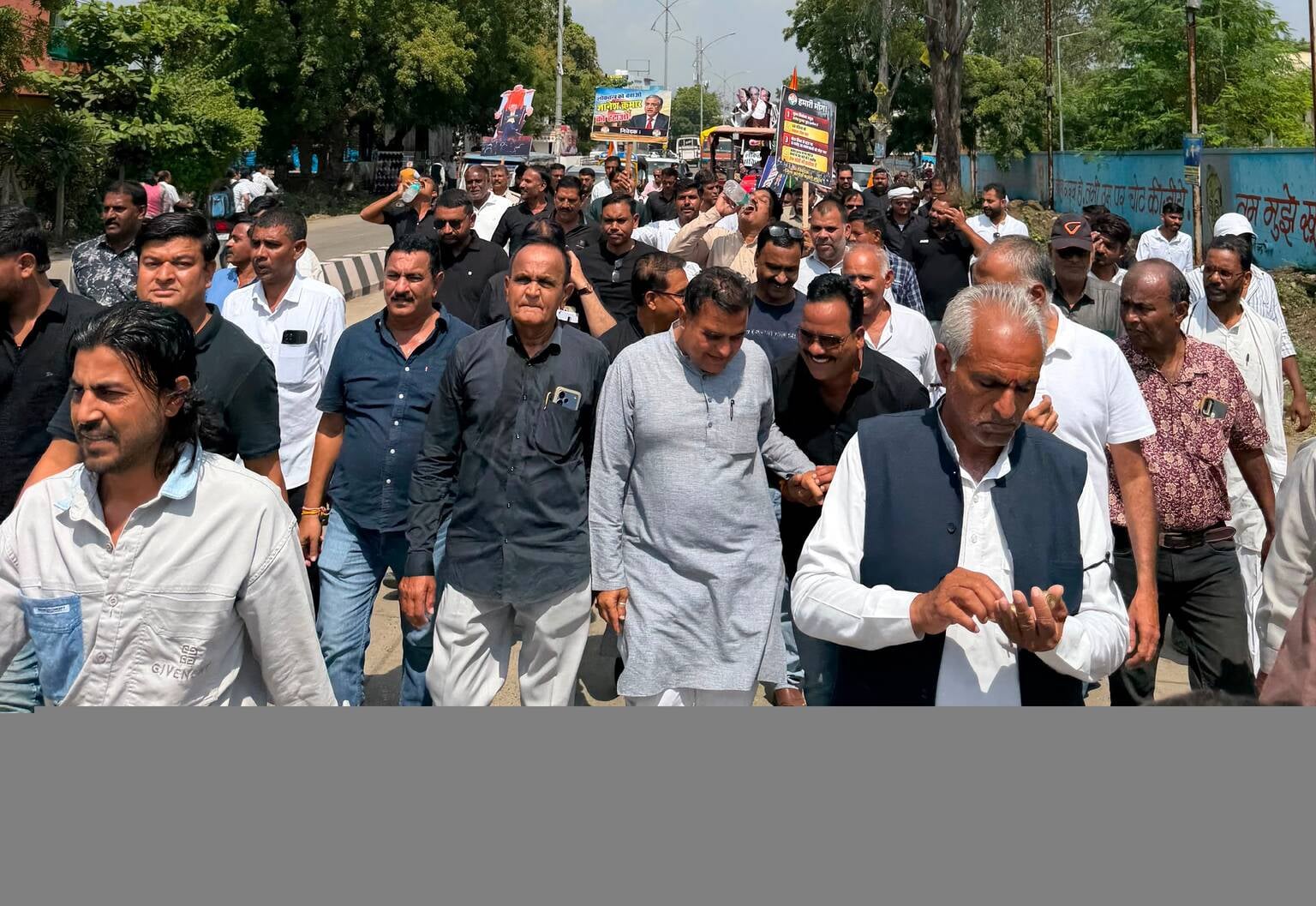 कलेक्ट्रेट घेराव में पुलिस से धक्कामुक्की कलेक्ट्रेट घेराव में पुलिस से धक्कामुक्की