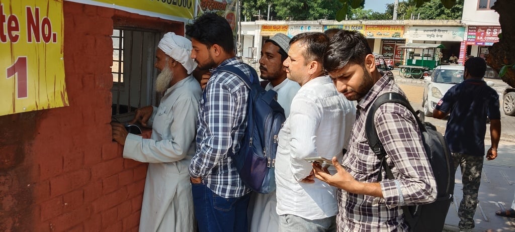 व्यासुपर की अनाज मंडी में धान को सुखाते मजदूर। संवाद