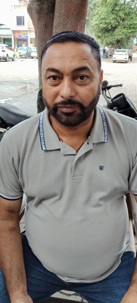 व्यासुपर की अनाज मंडी में धान को सुखाते मजदूर। संवाद